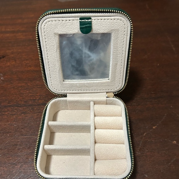 NEW/NEVER USED Green Crocodile-Embossed Jewelry Box - Picture 3 of 4